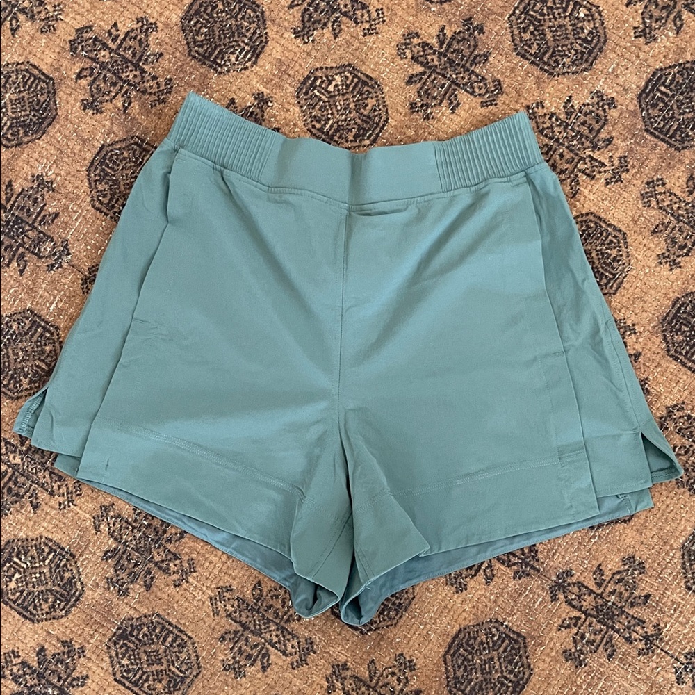 Lululemon Stretch Woven Relaxed-Fit High-Rise Short 4" Medium